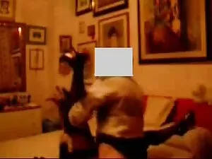 El camarógrafo le da ...